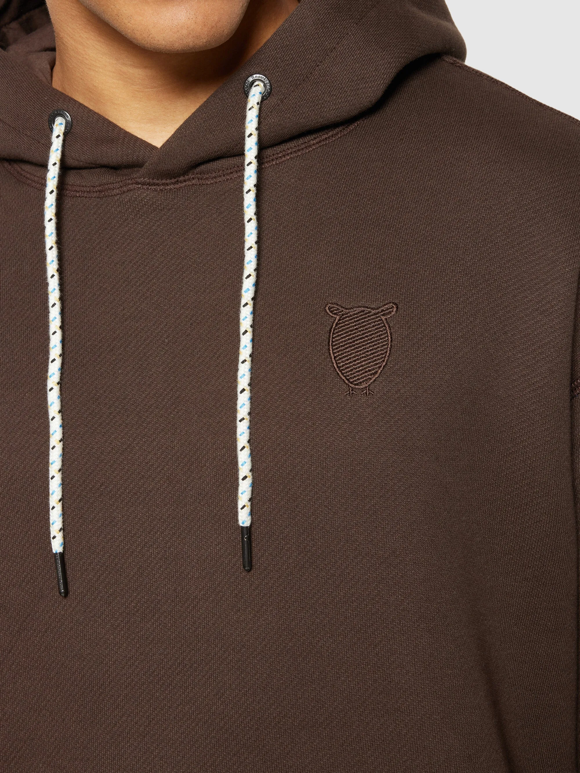 Loose fit hood kangaroo pocket sweat with embroidery at chest - Demitasse (brown)