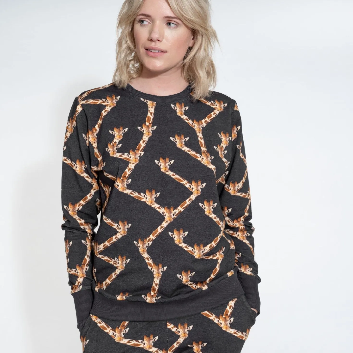 SNURK Giraffe Black Sweater Ladies