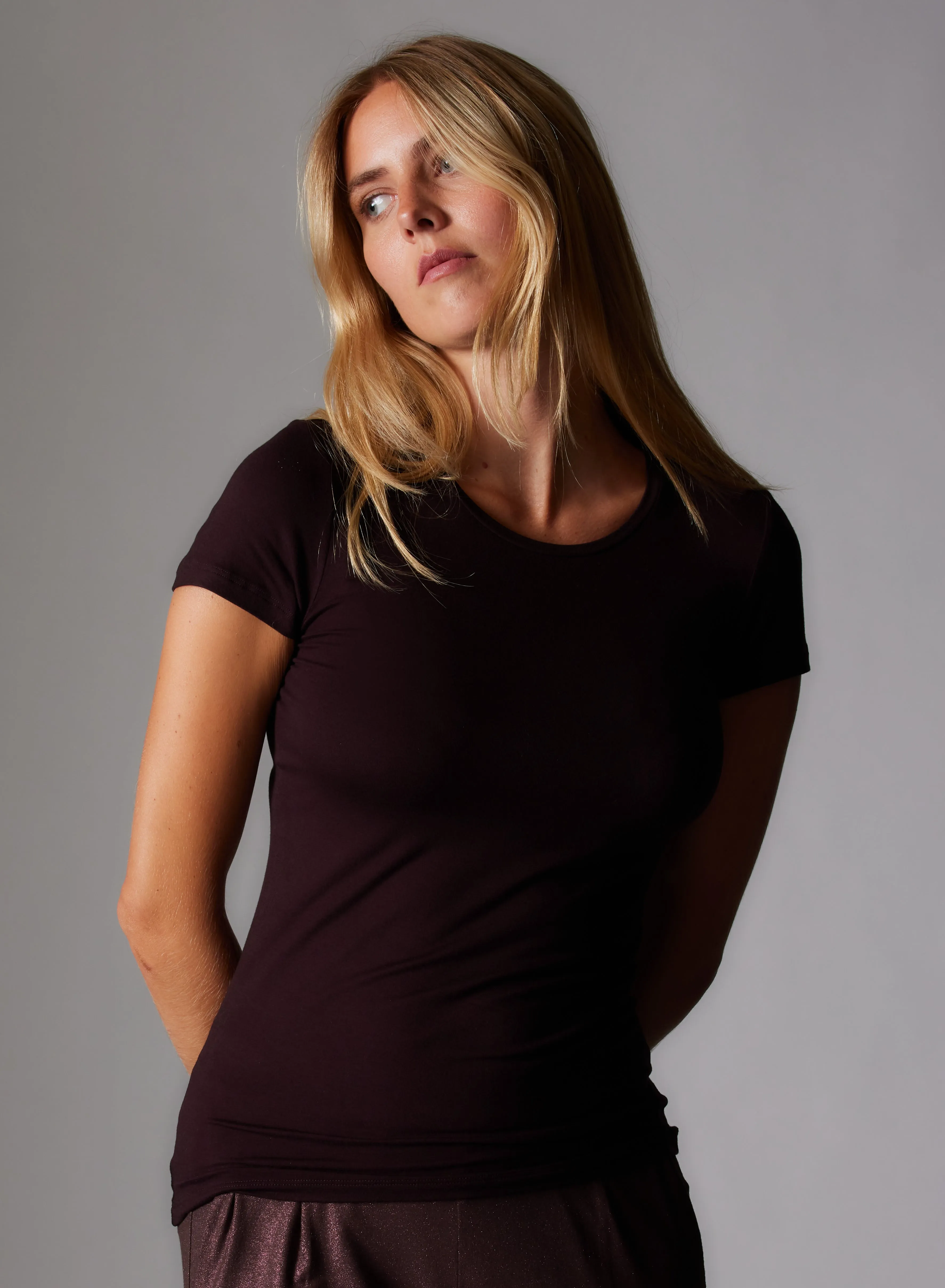 T-shirt Aubergine Col Rond Manches Courtes en Viscose et Élasthanne